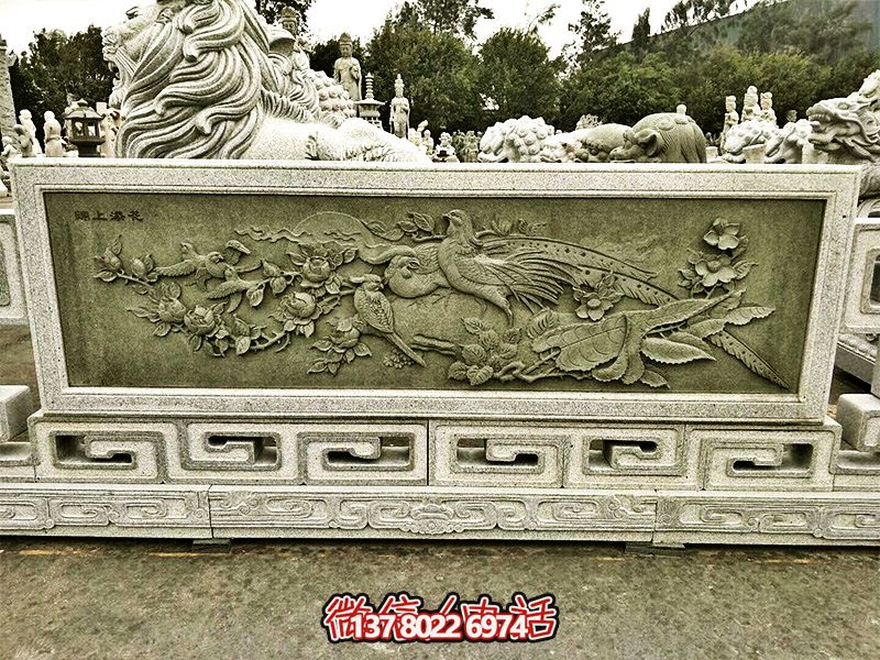 大理石綠浮雕欄桿，為景區裝飾錦上添花