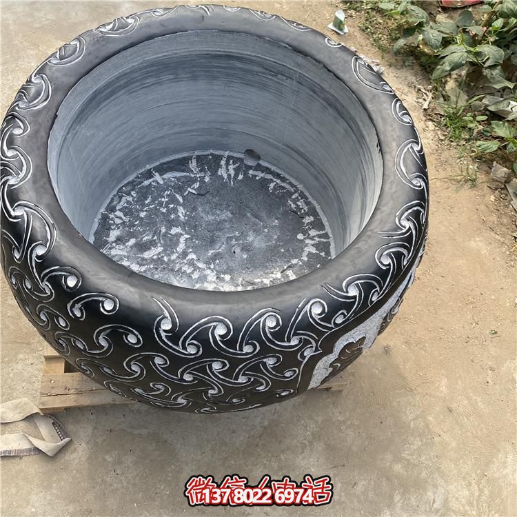 仿古大理石浮雕花紋花盆，營造優雅庭院空間