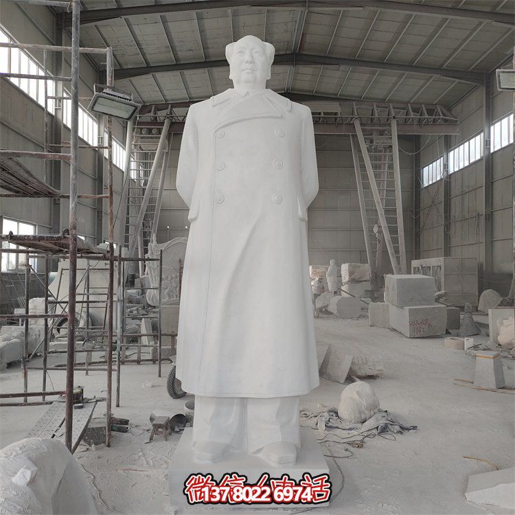 毛澤東雕像，點亮校園廣場