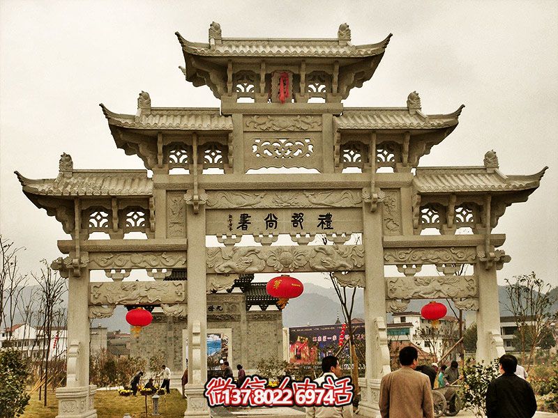 鏤空三門牌坊，點(diǎn)綴城市廣場(chǎng)