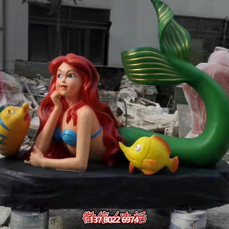 海洋兒童樂園擺放玻璃鋼卡通彩繪小美人魚雕塑
