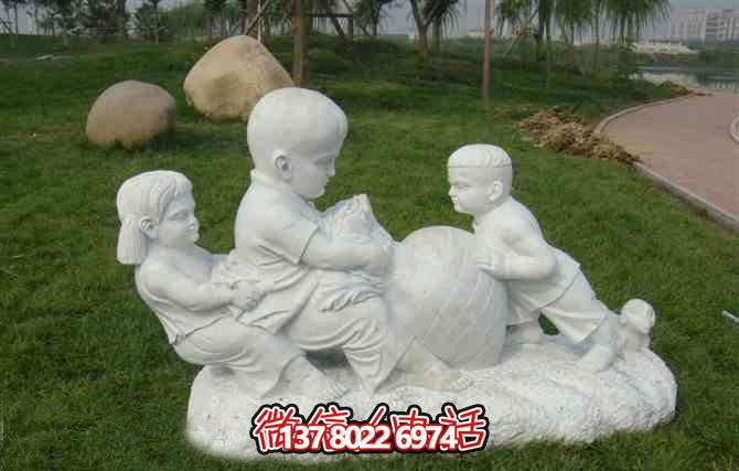 戶(hù)外草坪漢白玉石雕拔蘿卜的兒童雕塑